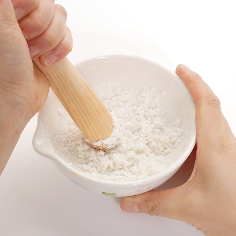 불린 쌀은 절구에 넣고 갈아 주세요.