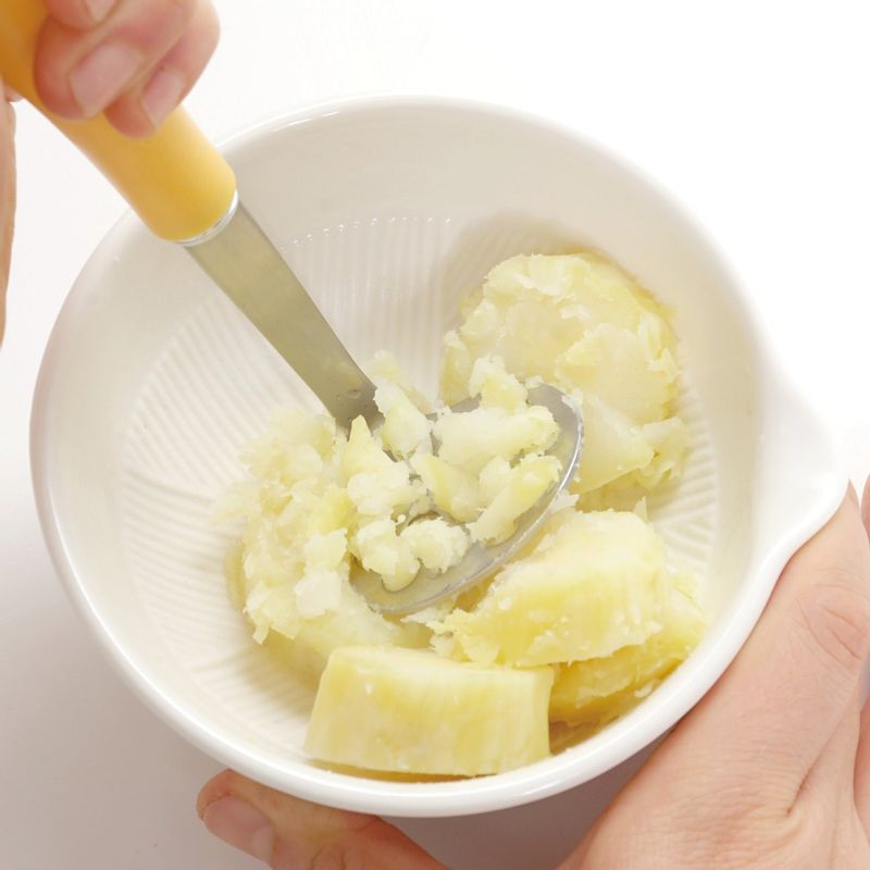 고구마는 껍질을 벗겨서 찐 뒤 으깨세요.