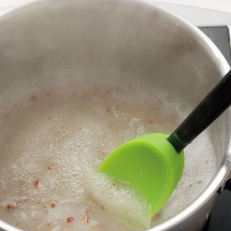 끓기 시작하면 약한 불로 줄인 뒤 밥알이 퍼지고 다른 재료들이 충분히 익을 때까지 저어 
가며 끓이다가 완성되면 불을 끄세요.