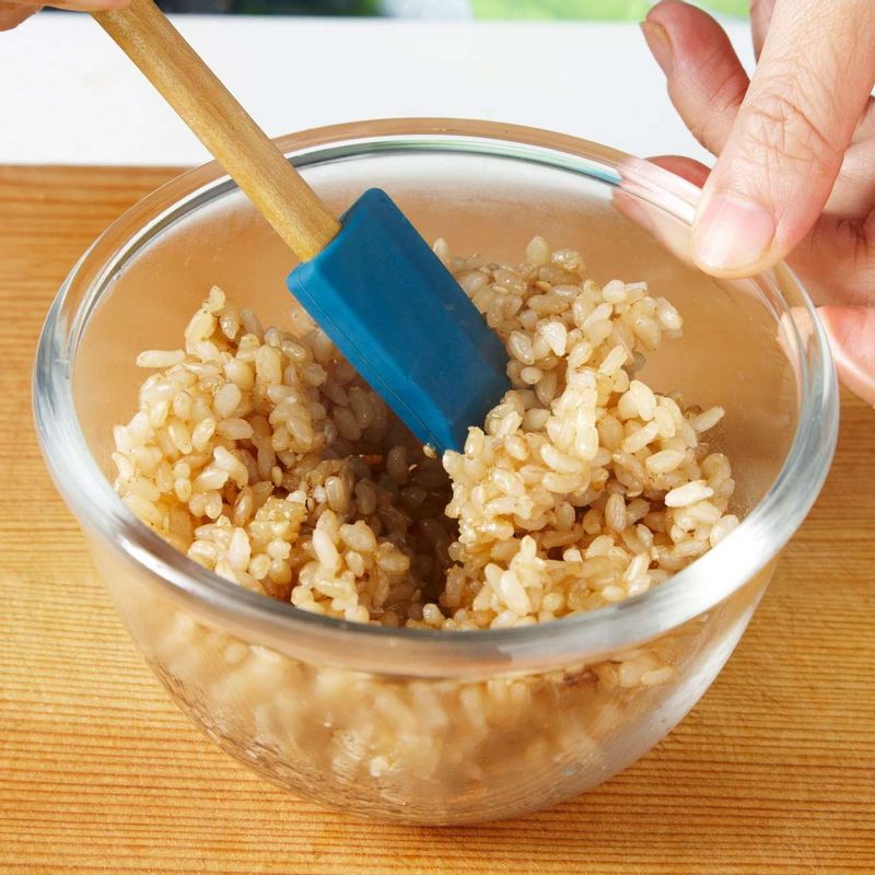 현미밥에 양념 재료를 모두 넣어 가볍게 섞어주세요.