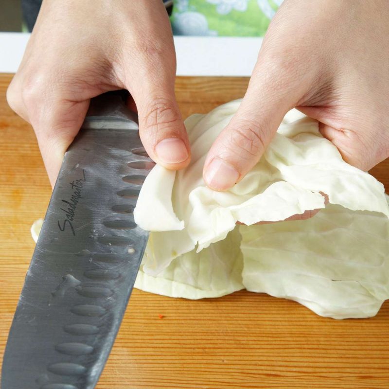 양배추 잎은 두꺼운 부분을 저며내고, 쌈미역과 함께 찜기에 올려서 쪄주세요.