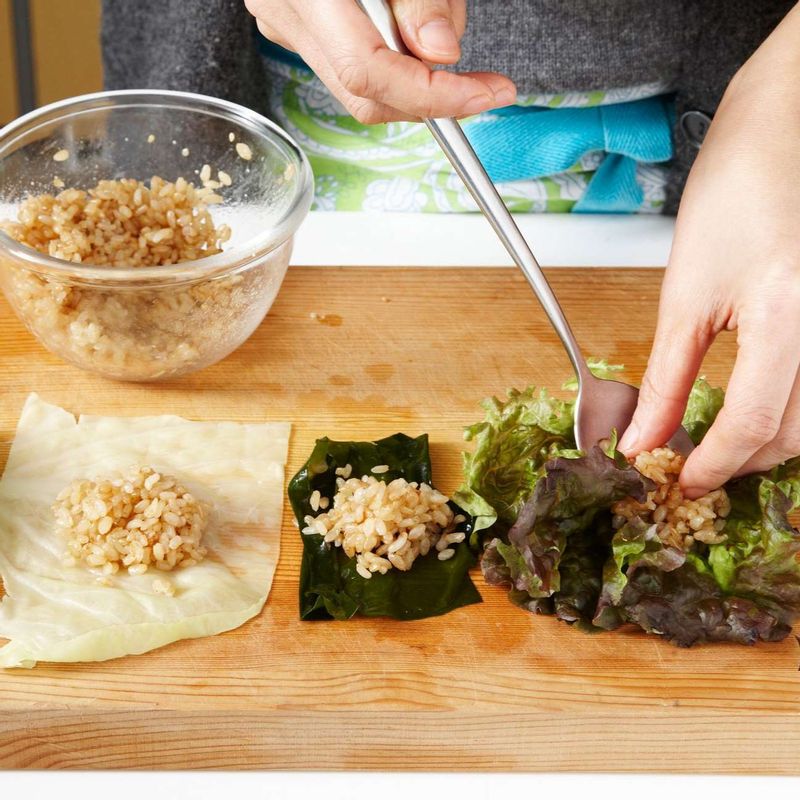 STEP3의 쌈재료에 각각 양념한 밥을 반 숟가락 정도씩 얹고, STEP5의 닭가슴살 쌈장을 얹어 먹기 좋게 싸주세요.