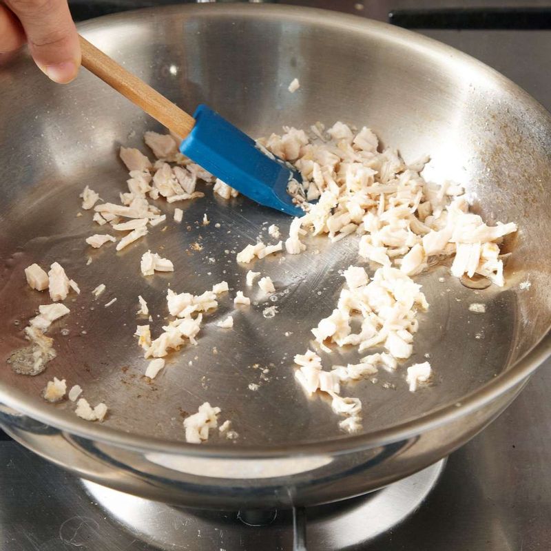 팬에 물을 살짝 두르고 다진 닭가슴살을 고슬고슬하게 볶다가 STEP4를 넣어 고루 섞어가며 조려주세요.