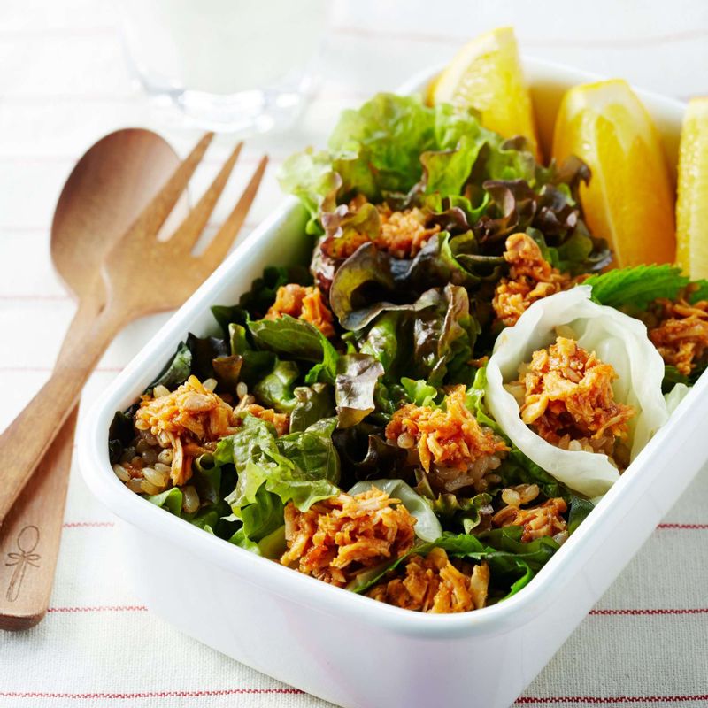 완성된 요리를 그릇에 담아 마무리하세요.