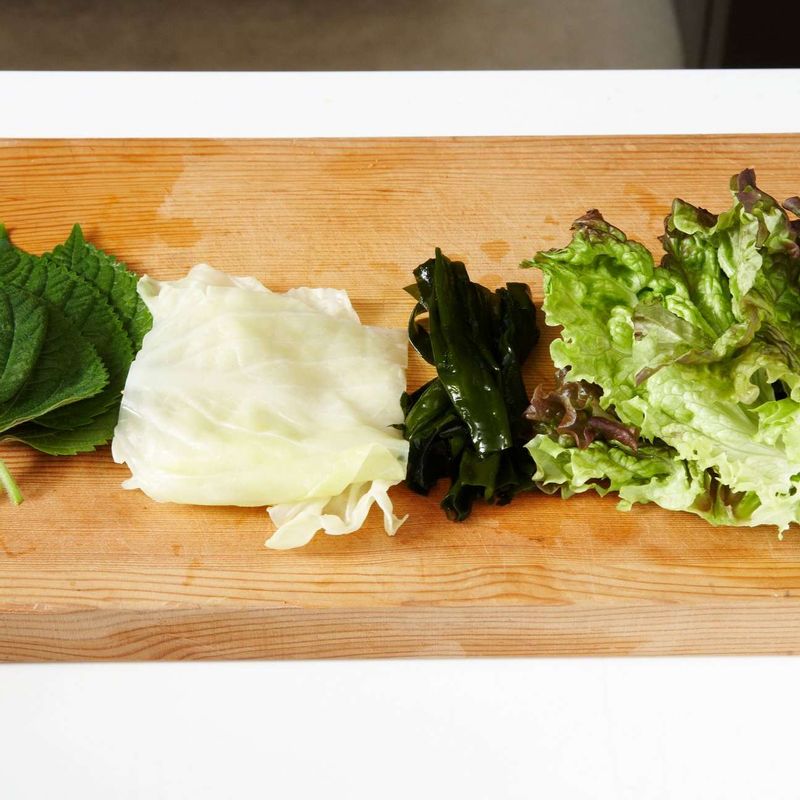 깻잎과 상추는 흐르는 물에 씻어 물기를 털고 준비해주세요.