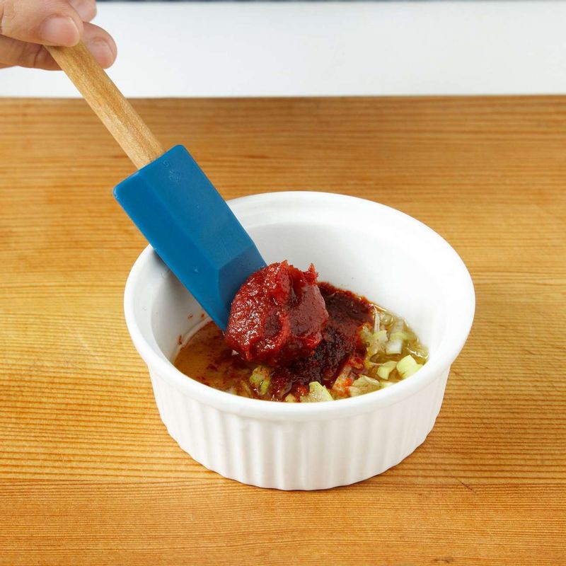 닭가슴살 쌈장 재료를 섞어주세요. (닭가슴살 제외)