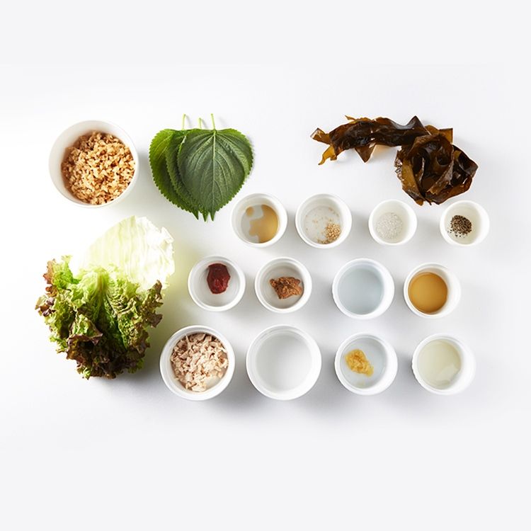 닭가슴살쌈장현미쌈밥을 위한 재료 이미지로 현미밥,깻잎,상추,양배추 잎,쌈미역 등으로 구성 되어있습니다.