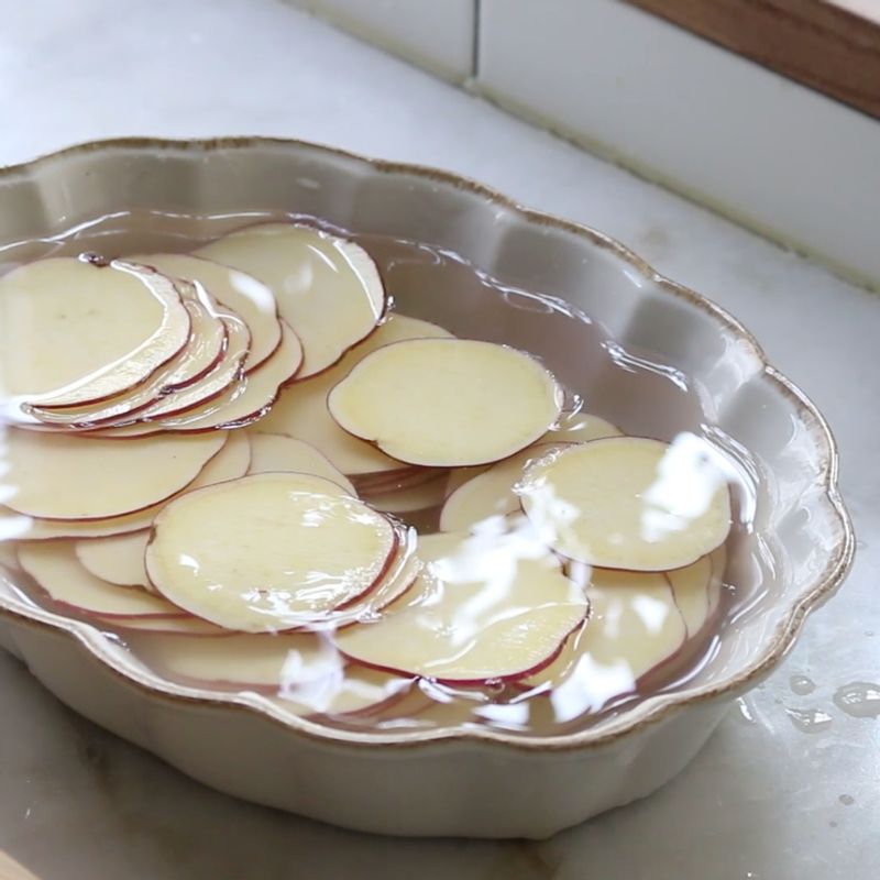 고구마를 흐르는 물에 헹군 후, 찬물에 10분 정도 담갔다가 키친타올에 올려 물기를 제거해주세요.
(고구마를 물에 담갔다가 사용하면 전분기가 빠져 튀길때 고구마가 달라 붙지 않아요.)