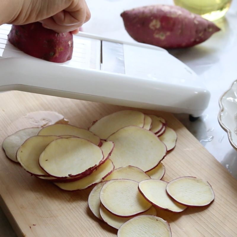 고구마는 껍질째로 깨끗이 씻어 0.5센치 두께로 동그랗게 슬라이스해주세요.