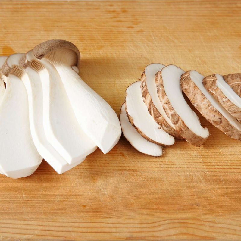 두 가지 버섯은 겉면을 닦은 뒤 도톰하게 편으로 썰어주세요.