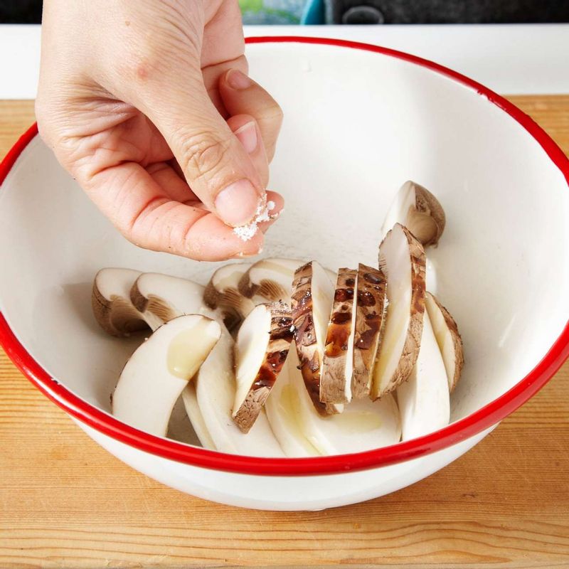 볼에 두 가지 버섯을 모두 넣고 올리브유와 소금을 뿌려 고루 섞어 잠시 두었다가 드레싱 재료를 모두 넣고 고루 버무려주세요.