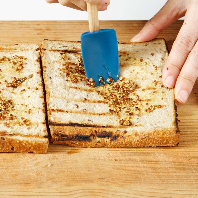 호밀식빵 한쪽 면에 홀그레인머스터드를 1/2작은술씩 바르고, 한쪽 면에 바질 잎을 올린 뒤 버섯구이와 쇠고기구이, 파프리카를 올려주세요. 그리고 나머지 빵으로 덮고 마무리하세요.