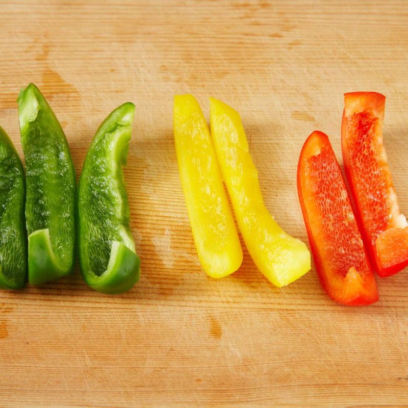 파프리카는 길이 방향으로 1~1.5cm 폭으로 썰어주세요.