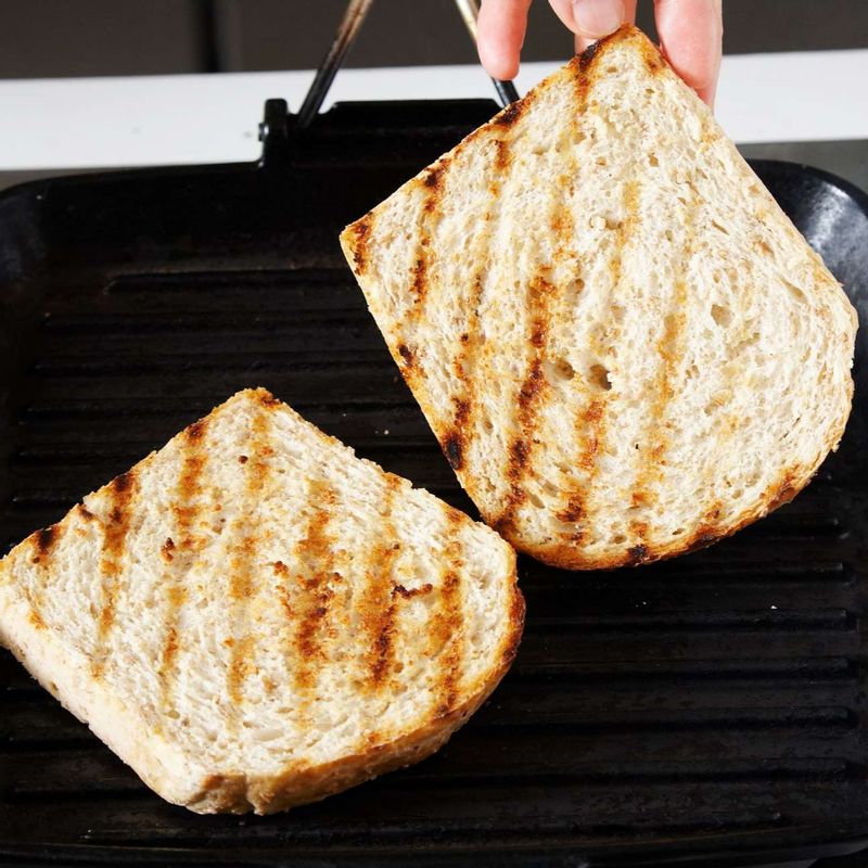 호밀식빵을 기름을 두르지 않은 그릴 팬에 앞뒤로 노릇하게 구워주세요.