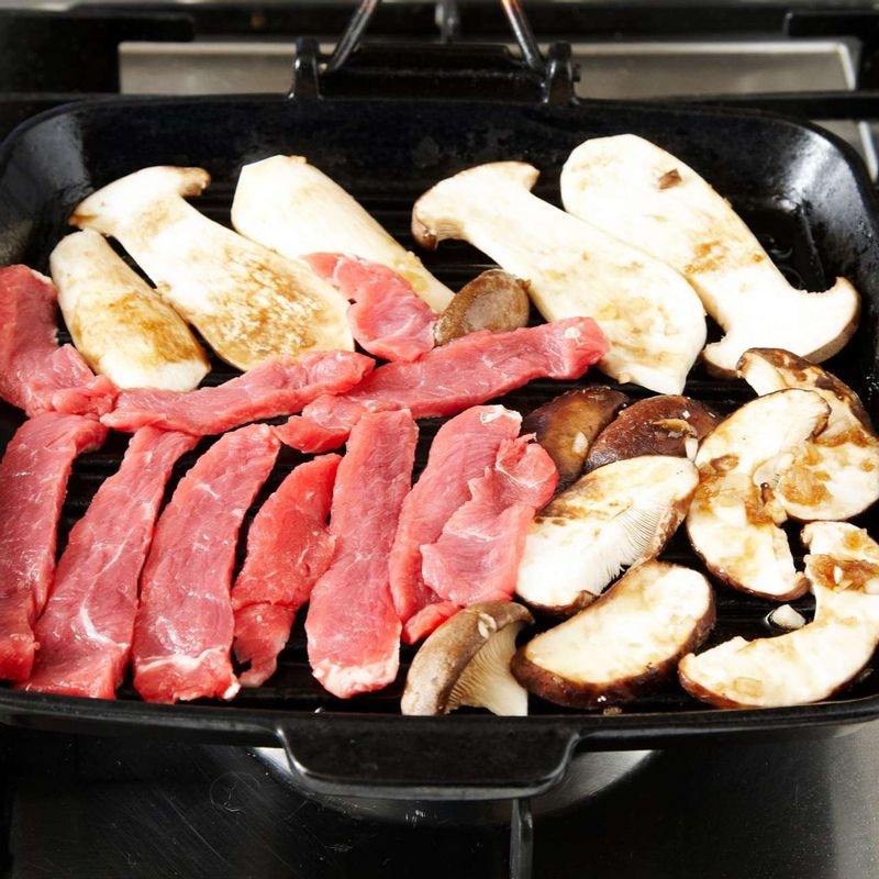 열이 충분히 오르면 중간 불로 줄이고, STEP3의 버섯과 파프리카, 고기를 올린 후 소금, 후춧가루를 살짝 뿌려 먹음직스럽게 구워주세요.