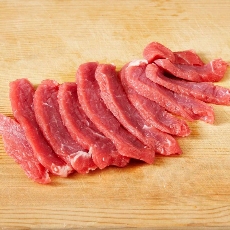 쇠고기는 얇게 편으로 썰어주세요.