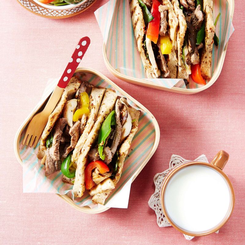 완성된 요리를 그릇에 담아 마무리하세요.