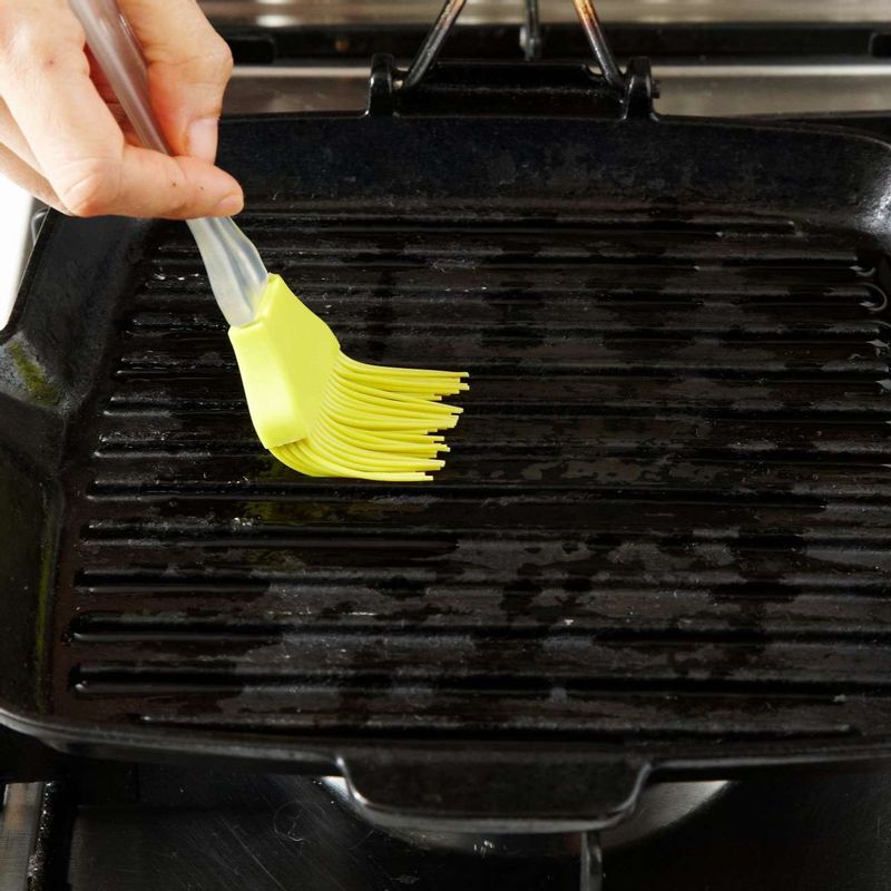 그릴 팬에 올리브유를 두른 다음 붓이나 종이타월로 문질러 올리브유를 고루 묻혀주세요.