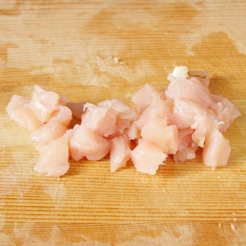 닭고기는 사방 1cm 크기로 썰어 밑간으로 가볍게 버무려 잠시 재워두세요.