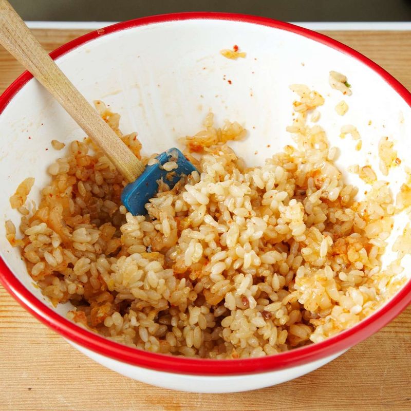 현미밥에 잘게 다진 김치, 깨소금, 참기름을 넣어 고루 섞어주세요.