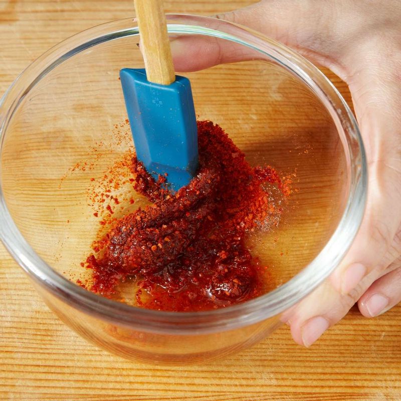 볼에 양념 재료를 고루 섞어주세요.