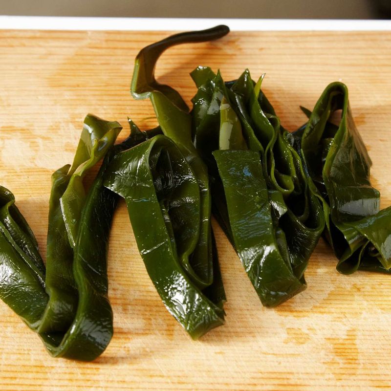 다시마는 찬물에 담가 짠맛을 뺀 뒤 0.7cm 폭으로 길게 썰어주세요.