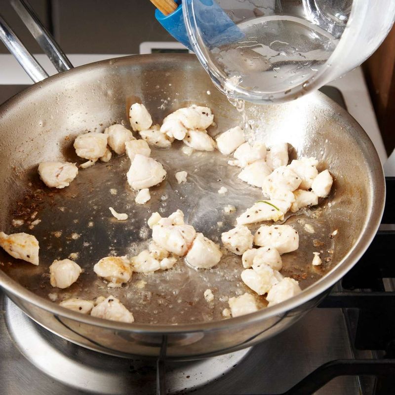 달군 팬에 물을 살짝 두르고 닭고기를 넣어 볶다가, 겉면이 하얗게 익으면 물 1~2큰술을 더 넣고 볶아 속까지 잘 익혀주세요.