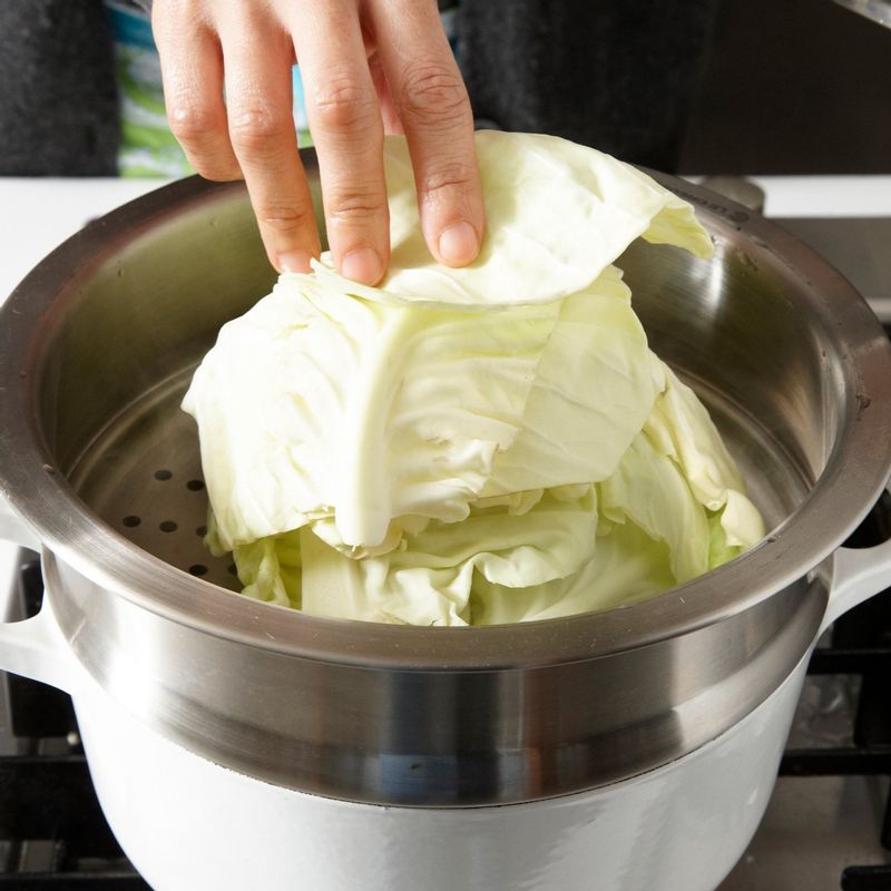 양배추 잎은 두꺼운 부분을 저며낸 뒤 찜기에 올려 7~10분간 쪄주세요.