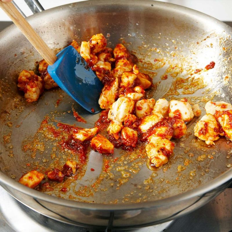 STEP4의 양념을 넣어 후루룩 볶은 후 불을 꺼주세요.