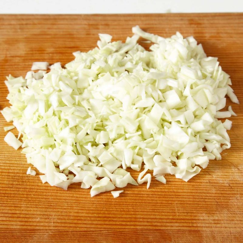 양배추 잎은 잘게 다져주세요.