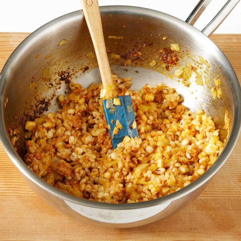 돼지고기오징어 볶음에 율무밥을 넣어 고루 섞어주세요.