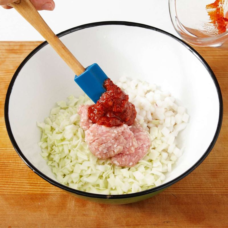 다진 돼지고기와 오징어, 양배추 잎을 한데 넣고 STEP4의 양념을 넣어 고루 섞은 후 20분 정도 재워두세요.