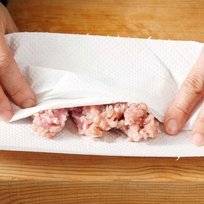 다진 돼지고기는 종이타월에 감싸 핏물을 제거하세요.