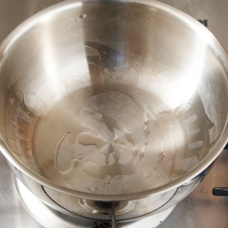 팬에 포도씨유 또는 물을 살짝 두르고 STEP5를 넣어 볶아주세요.