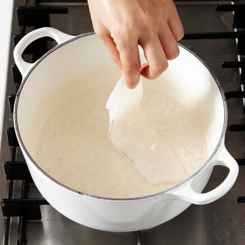 오징어는 끓는 물에 살짝 데친 후 잘게 다져주세요.