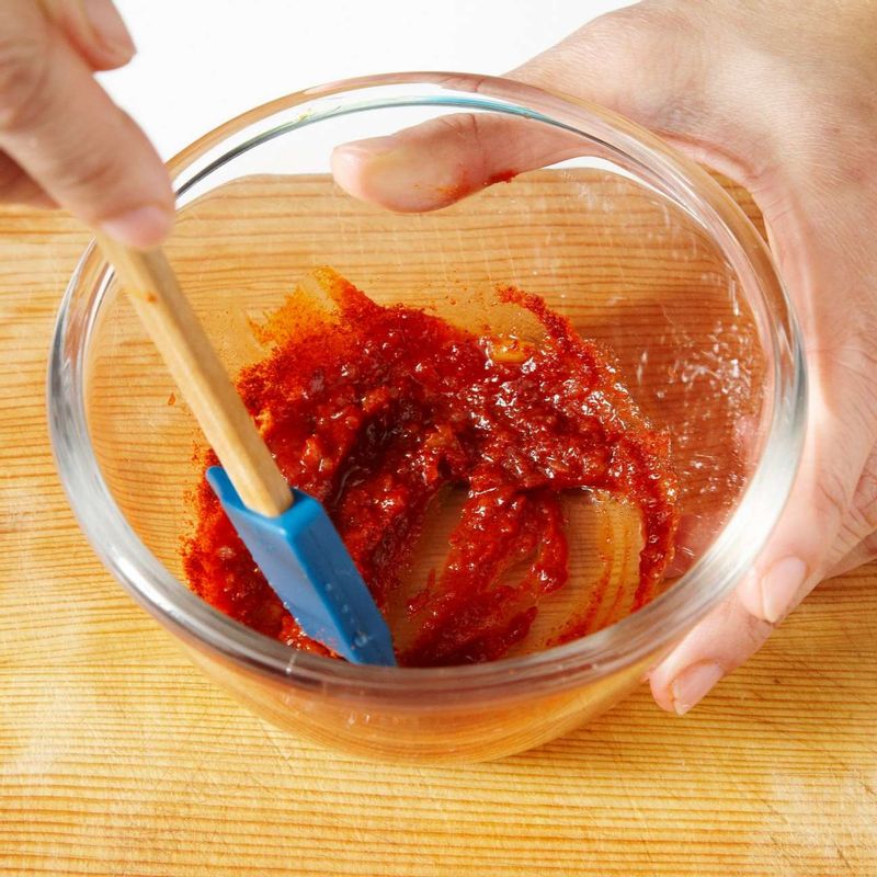 양념 재료를 볼에 모두 넣어 고루 섞어주세요.