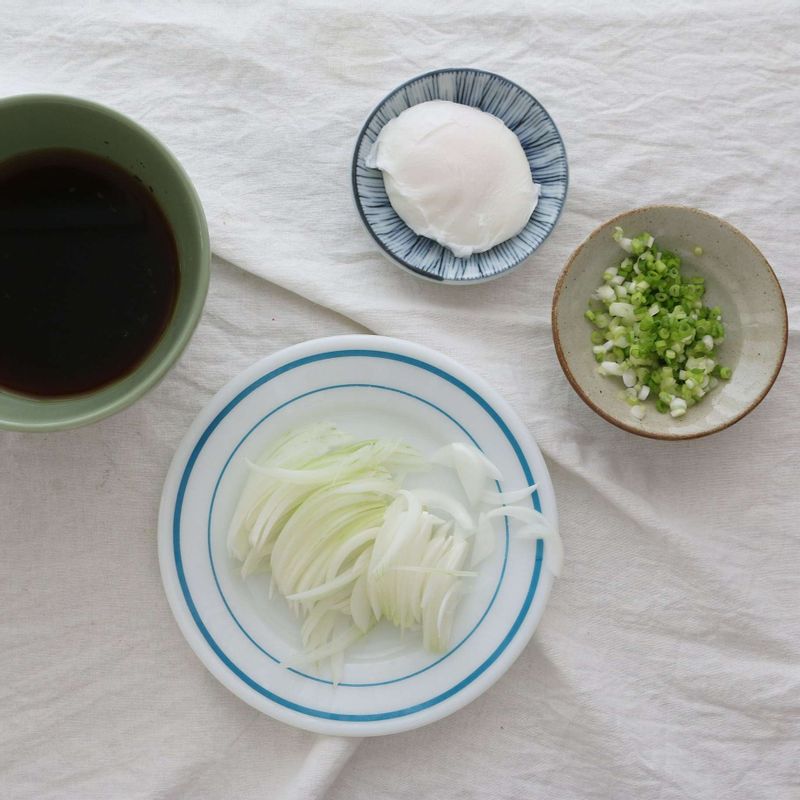 양파는 얇게 채 썰고 실파는 송송 썰어주세요.
김은 2cm 길이로 얇게 자르거나 잘게 부숴주세요.