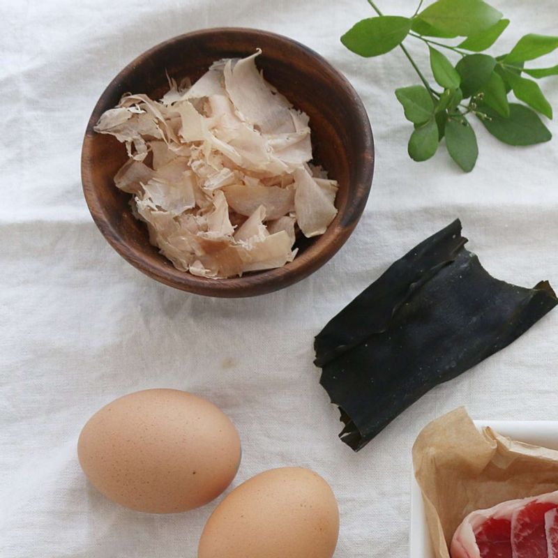 냄비에 물 2컵과 다시마를 넣고 중간불에 올려주세요. 끓어오르면 다시마는 건져내고 불을 끈 다음 가쓰오부시를 넣고 5분간 우린 후에 체로 걸러주세요.