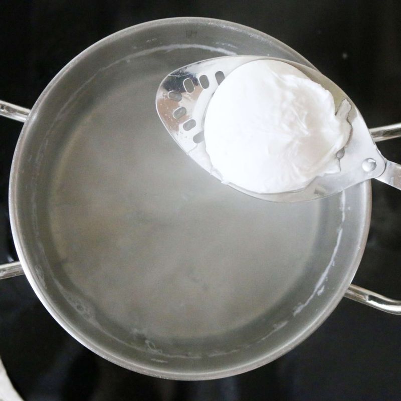 달걀은 노른자가 터지지 않게 조심해서 볼에 깨 놓아요. 끓는 물에 약간의 식초와 소금, 달걀을 넣어 2~3분 익혀 수란을 만들어주세요.