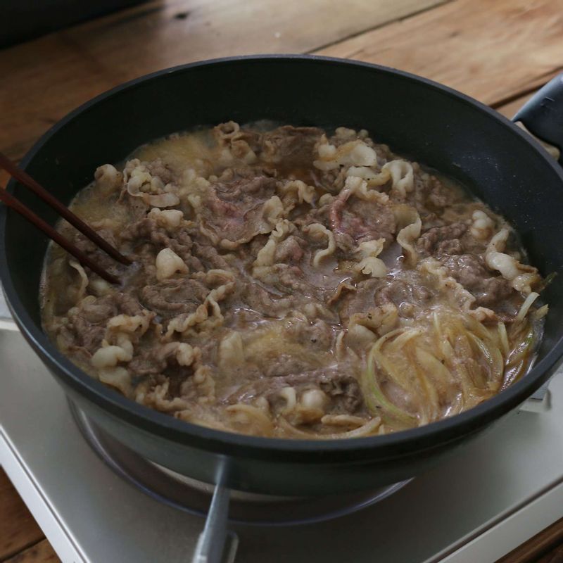 냄비에 가쓰오부시 국물 2/3컵과 국물 양념 재료를 넣고 끓여주세요. 바르르 끓어오르면 양파, 쇠고기를 넣고 쇠고기가 살짝 익을 정도로만 끓인 후 불을 꺼주세요.