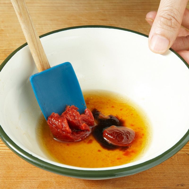 분량의 덮밥 양념 재료를 모두 섞어주세요.