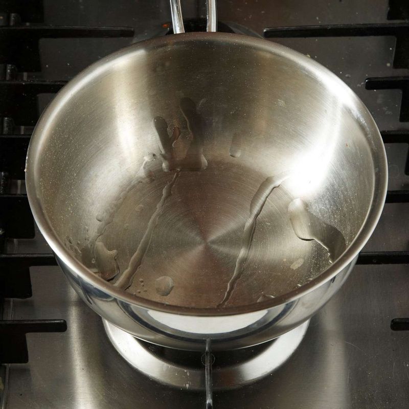 팬에 물을 살짝 두르고 파프리카와 양파를 넣어 볶아주세요.