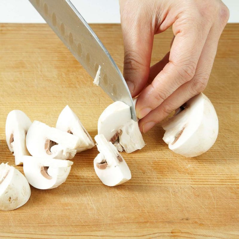 양송이는 6등분하고, 반 갈라 씨를 제거한 파프리카와 양파는 사방 1.5cm 크기로 썰어주세요.