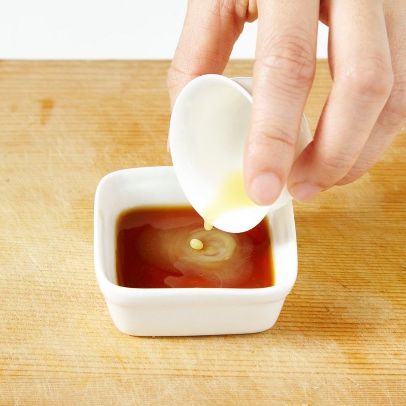 덮밥 양념 재료를 한데 고루 섞어주세요.