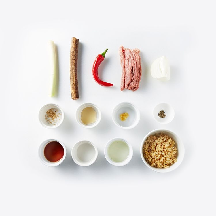 쇠고기우엉잡채밥을 위한 재료 이미지로 현미밥,쇠고기 (안심),우엉,양파,붉은 고추 등으로 구성 되어있습니다.