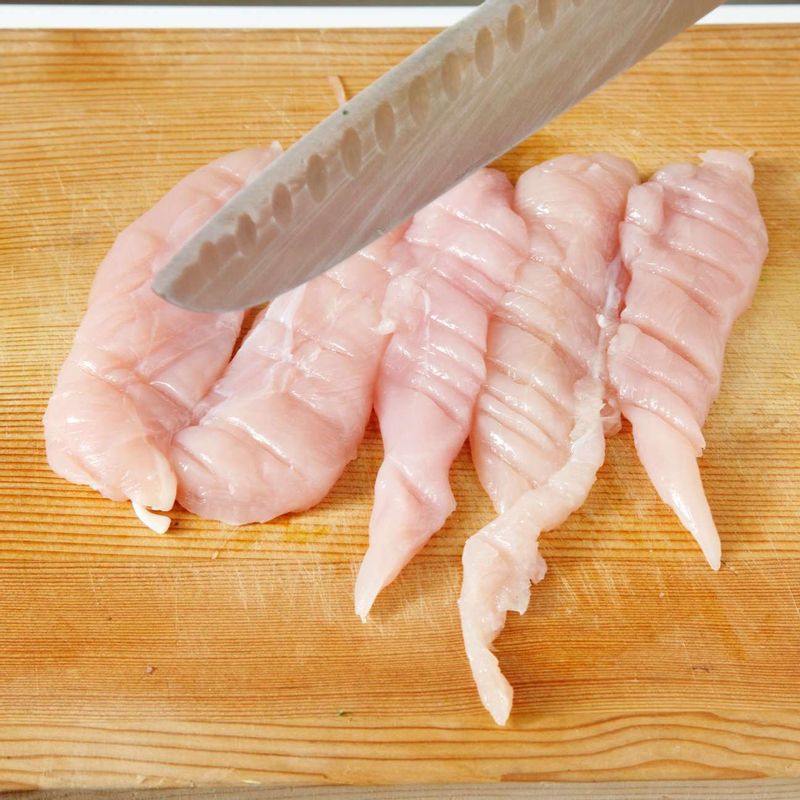 닭 안심은 칼등으로 두드려 편 뒤 먹기 좋은 크기로 썰어주세요.