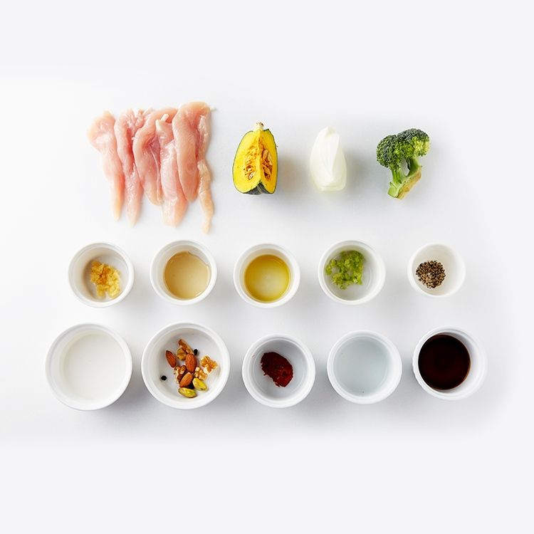 닭고기단호박조림을 위한 재료 이미지로 닭고기 (안심),단호박,양파,브로콜리,물 등으로 구성 되어있습니다.