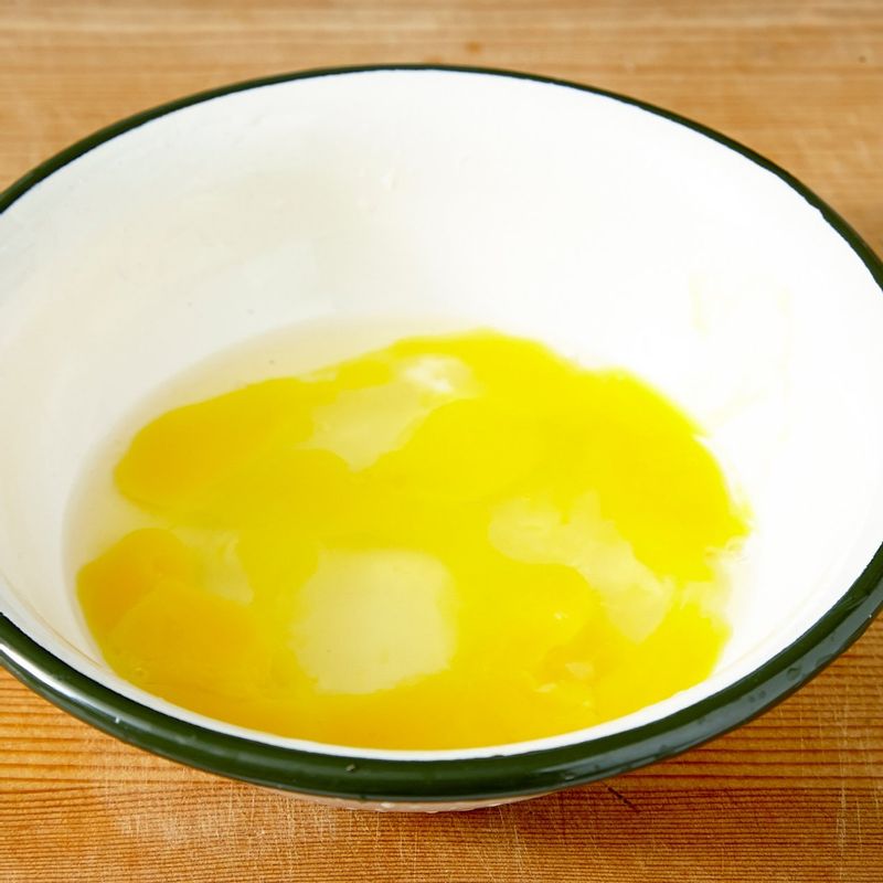 볼에 달걀을 풀어주세요.
