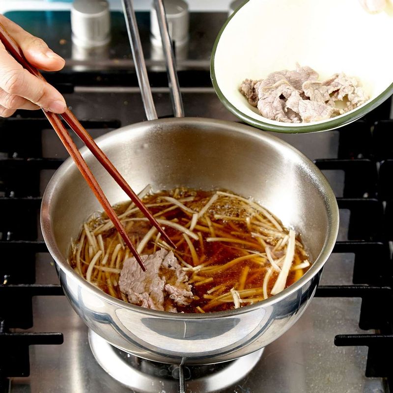 우엉이 익으면 쇠고기를 조금씩 넣어 국물에 살짝 데친 뒤 꺼내주세요.