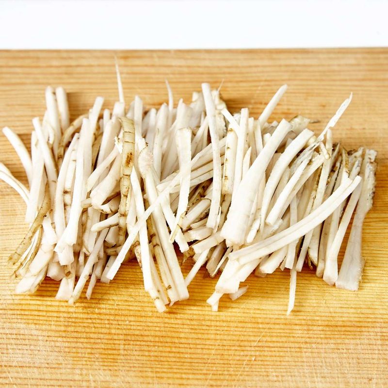 우엉은 깨끗이 씻어 곱게 채 썬 뛰 찬물에 담가 갈변을 막아주세요.